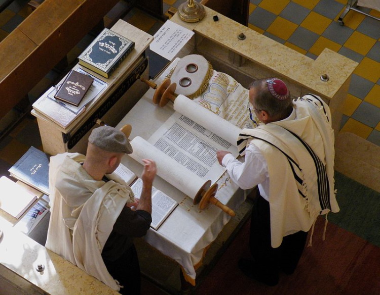 800px-ReadingOfTheTorah